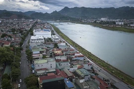 Hệ thống đường giao thông trong thành phố Hòa Bình được mở rộng, nâng cấp, góp phần quan trọng vào sự phát triển đồng bộ về kinh tế của hai bên bờ sông Đà. (Ảnh: Trọng Đạt/TTXVN) 
