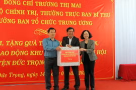 Bà Trương Thị Mai trao quà cho đại diện Khu công nghiệp Phú Hội-Lâm Đồng. (Ảnh: Quốc Hùng/TTXVN)