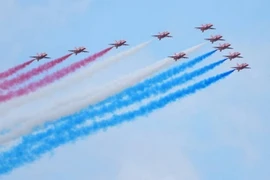Phi đội bay "Mũi tên đỏ" của Không quân Hoàng gia Anh trình diễn tại Triển lãm Hàng không Quốc tế Farnborough ở Hampshire ngày 22/7/2024. (Ảnh: Getty Images/TTXVN)