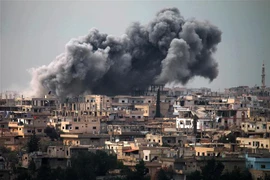 Khói bốc lên sau một cuộc giao tranh giữa quân đội Syria và lực lượng phiến quân tại Daraa. (Ảnh: AFP/TTXVN) 
