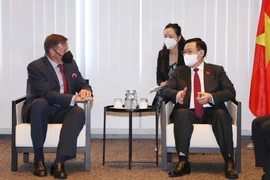 Chủ tịch Quốc hội Vương Đình Huệ và ông Peter R.Lavoy, Giám đốc cấp cao, Khu vực châu Á-Thái Bình Dương của Tập đoàn ExxonMobil tại buổi tiếp. (Ảnh: Doãn Tấn/TTXVN) 