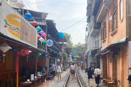 Phố càphê đường tàu là điểm thu hút du khách nhưng tiềm ẩn nguy cơ mất an toàn giao thông đường sất. (Ảnh: Quỳnh Chi/TTXVN) 