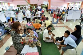 Trẻ em điều trị tại một bệnh viện ở Bắc Jakarta, Indonesia. (Ảnh: AFP/TTXVN) 