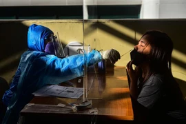 Nhân viên y tế lấy mẫu xét nghiệm COVID-19 tại Quezon, Philippines. (Ảnh: AFP/TTXVN) 