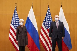 Thứ trưởng Ngoại giao Mỹ Wendy Sherman (trái) và Thứ trưởng Ngoại giao Nga Sergei Ryabkov (phải) tại cuộc gặp ở Geneva, Thụy Sĩ ngày 10/1/2022. (Ảnh: AFP/TTXVN) 