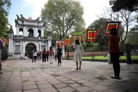 Khách du lịch thực hiện giãn cách khi vào thăm quan Văn Miếu sáng 14/5. (Ảnh: Thành Đạt/TTXVN) 