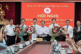 Lãnh đạo Ban Tuyên giáo Trung ương tặng hoa chúc mừng 4 đồng chí được bổ nhiệm trong đợt này. (Nguồn: dangcongsan.vn) 