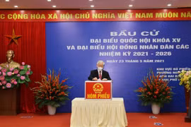 Tổng Bí thư Nguyễn Phú Trọng bỏ phiếu bầu đại biểu Quốc hội khoá XV và đại biểu Hội đồng nhân dân các cấp nhiệm kỳ 2021-2026. (Ảnh: Trí Dũng/TTXVN) 