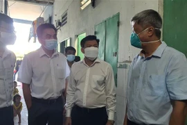 Thứ trưởng Bộ Y tế Nguyễn Trường Sơn kiểm tra thị sát khu nhà trọ tại phường phường Bình Hòa, thành phố Thuận An, tỉnh Bình Dương. (Ảnh: Văn Hướng/TTXVN) 