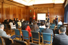 Đại sứ Nguyễn Hoàng Long phát biểu khai mạc sự kiện Gặp gỡ Việt Nam tại thành phố Nottingham. (Ảnh: Đình Thư/Vietnam+) 