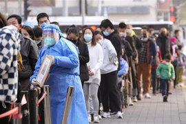 Người dân xếp hàng chờ xét nghiệm COVID-19 tại Bắc Kinh, Trung Quốc ngày 10/11/2022. (Ảnh: Kyodo/TTXVN) 