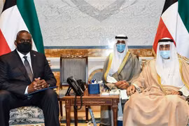 Bộ trưởng Quốc phòng Mỹ Lloyd Austin (trái) và Quốc vương Kuwait Sheikh Nawaf Al-Ahmad Al-Jaber Al-Sabah (phải) tại cuộc gặp ở Kuwait City ngày 8/9/2021. (Ảnh: AFP/TTXVN) 