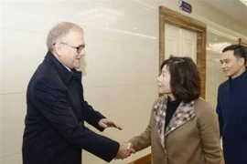 Thứ trưởng Ngoại giao Triều Tiên Choe Son-hui (phải) và Đại sứ Nga tại Triều Tiên Alexander Matsegora (trái). (Nguồn: Kyodo/TTXVN) 