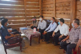 Tuyên truyền, vận động về cuộc bầu cử tại nhà dân ở xã Vụ Bổn, huyện Krông Pắk. (Ảnh: Hoài Thu/TTXVN) 
