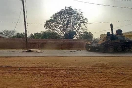 Thi thể các nạn nhân trong giao tranh tại El Geneina, Tây Darfur, Sudan, ngày 16/6/2023. (Ảnh: AFP/TTXVN)