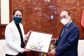 Chủ tịch nước Nguyễn Xuân Phúc tặng quà cho Đại sứ đặc mệnh Toàn quyền New Zealand tại Việt Nam Tredene Dobson. (Ảnh: Thống Nhất/TTXVN) 