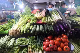 Người dân chọn mua rau củ tại một siêu thị ở Khu tự trị dân tộc Choang Quảng Tây, Trung Quốc. (Ảnh: THX/TTXVN)