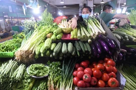 Người dân chọn mua rau củ tại một siêu thị ở Khu tự trị dân tộc Choang Quảng Tây, Trung Quốc. (Ảnh: THX/TTXVN)
