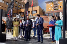 Đại sứ Việt Nam tại Pháp Đinh Toàn Thắng và Thị trưởng La Plagne Tarentaise cắt băng khai trương Festival Việt Nam 2021. (Ảnh: Thu Hà/TTXVN) 
