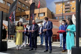 Đại sứ Việt Nam tại Pháp Đinh Toàn Thắng và Thị trưởng La Plagne Tarentaise cắt băng khai trương Festival Việt Nam 2021. (Ảnh: Thu Hà/TTXVN) 