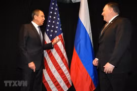 Ngoại trưởng Nga Sergei Lavrov (trái) và Ngoại trưởng Mỹ Mike Pompeo. (Ảnh: AFP/TTXVN) 
