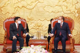 Tổng Bí thư, Chủ tịch nước Lào Thongloun Sisoulith gặp nguyên Tổng Bí thư Nông Đức Mạnh. (Ảnh: Phương Hoa/TTXVN) 