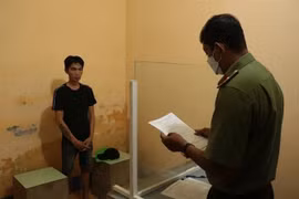 Cơ quan An ninh điều tra Công an tỉnh Trà Vinh tống đạt các quyết định tố tụng hình sự đối với Nguyễn Trọng Tính. (Ảnh: TTXVN phát) 