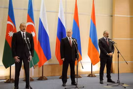 Tổng thống Nga Vladimir Putin (giữa), Tổng thống Azerbaijan Ilham Aliyev và Thủ tướng Armenia Nikol Pashinyan tại cuộc gặp ở Sochi, Nga, ngày 26/11/2021. (Ảnh: AFP/TTXVN) 