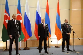 Tổng thống Nga Vladimir Putin (giữa), Tổng thống Azerbaijan Ilham Aliyev và Thủ tướng Armenia Nikol Pashinyan tại cuộc gặp ở Sochi, Nga, ngày 26/11/2021. (Ảnh: AFP/TTXVN) 