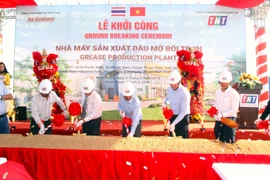 Các đại biểu thực hiện nghi thức động thổ khởi công dự án. (Ảnh: Công Thử/TTXVN)