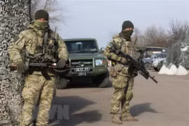 Binh sỹ Ukraine tại một trạm gác ở thị trấn Zolote, vùng Lugansk, miền Đông Ukraine. (Ảnh: AFP/TTXVN) 