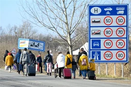 Người dân Ukraine vượt biên sang Hungary để tránh xung đột, ngày 25/2/2022. (Ảnh: AFP/TTXVN) 