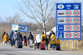 Người dân Ukraine vượt biên sang Hungary để tránh xung đột, ngày 25/2/2022. (Ảnh: AFP/TTXVN) 
