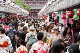 Khách du lịch tại Tokyo, Nhật Bản. (Ảnh: Kyodo/TTXVN)