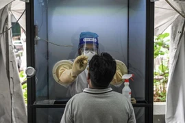 Nhân viên y tế lấy mẫu xét nghiệm COVID-19 tại Malaysia. (Nguồn: AFP/TTXVN) 