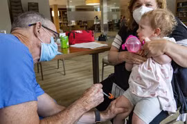 Nhân viên y tế tiêm vaccine phòng COVID-19 cho trẻ em tại Needham, Massachusetts, Mỹ, ngày 21/6/2022. (Ảnh: AFP/TTXVN)