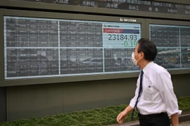 Bảng điện tử niêm yết giá các cổ phiếu trên sàn giao dịch chứng khoán Tokyo. (Nguồn: AFP/TTXVN) 