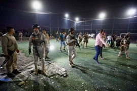 Lực lượng an ninh Iraq kiểm tra hiện trường vụ nổ. (Nguồn: Reuters) 