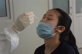 Lấy mẫu xét nghiệm COVID-19 cho người dân Đà Nẵng. (Ảnh: Văn Dũng/TTXVN) 