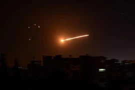 Hệ thống phòng không Syria đánh chặn tên lửa của Israel tại thủ đô Damascus ngày 24/2/2020. (Ảnh minh họa: AFP/TTXVN) 