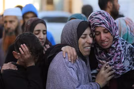 Nỗi đau của người thân các nạn nhân thiệt mạng trong cuộc không kích của Israel xuống Dải Gaza, ngày 11/12/2023. (Ảnh: THX/TTXVN)