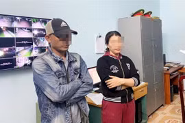 Các đối tượng Nguyễn Chí Thanh và Phạm Thị Thanh tại cơ quan công an. (Ảnh: TTXVN phát)