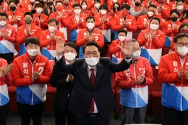 Ông Yoon Suk-yeol (giữa, phía trước), ứng viên tranh cử tổng thống của đảng Sức mạnh Quốc dân (PPP) Hàn Quốc, vui mừng sau khi kết quả bầu cử được công bố, tại Seoul, ngày 10/3/2022. (Ảnh: YONHAP/TTXVN) 