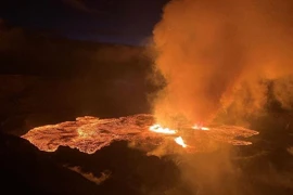 Dung nham phun trào từ núi lửa Kilauea tại Hawaii, Mỹ, ngày 7/6/2023. (Ảnh: AFP/TTXVN)