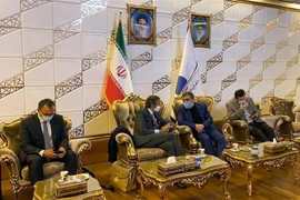 Tổng Giám đốc Cơ quan Năng lượng Nguyên tử Quốc tế (IAEA) Rafael Mariano Grossi (giữa-trái) trong cuộc gặp với người phát ngôn Tổ chức Năng lượng nguyên tử Iran (AEOI) Behrouz Kamalvandi (giữa-phải) tại Tehran, ngày 24/8. (Nguồn: AFP/TTXVN) 