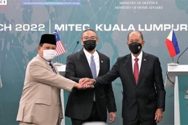 Bộ trưởng Quốc phòng Malaysia Hishammuddin Hussein, Bộ trưởng Quốc phòng Indonesia Prabowo Subianto và Bộ trưởng Quốc phòng Philippines Delfin N. Lorenzana tại cuộc họp báo chung sau hội nghị ba bên. (Ảnh: Mạnh Tuân/TTXVN) 