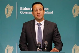 Thủ tướng Ireland Leo Varadkar trong cuộc họp báo tại Dublin ngày 10/4/2020. (Nguồn: AFP/TTXVN) 