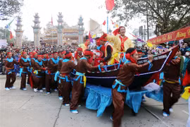 Diễn tích trò ngư dân vươn khơi đánh bắt tôm, cá trước sân đình Thai Dương trong Lễ hội Cầu ngư năm 2023. (Ảnh: Đỗ Trưởng/TTXVN)