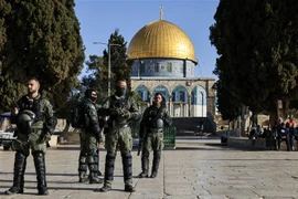 Cảnh sát Israel gác tại khu vực đền Al-Aqsa (mà Israel gọi là Núi Đền) ở Jerusalem ngày 5/4/2023. (Ảnh: AFP/TTXVN)