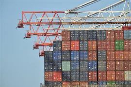 Hàng hóa xếp tại cảng ở Southampton, Anh. (Nguồn: AFP/TTXVN) 